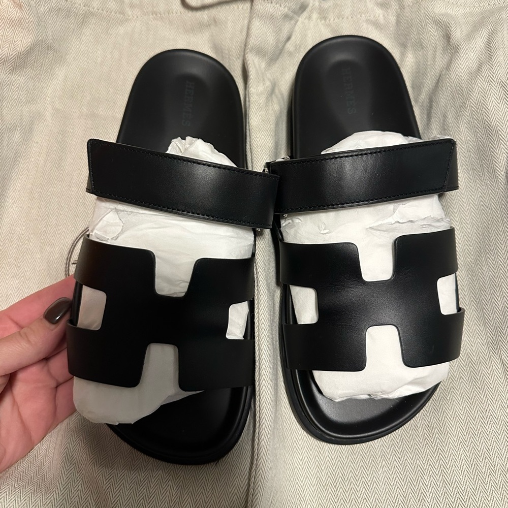 Black hermes Chypre sandal